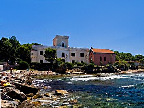 島の近くにあるグラニート宮殿