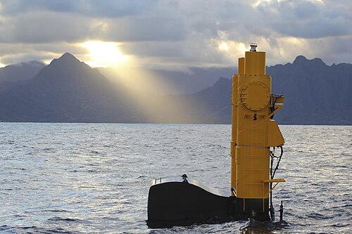 オアフ島にある米海軍の波力エネルギー試験場（WETS）に停泊中のアズーラ号。