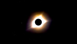 イリノイ州マカンダから見た皆既日食と星空