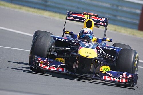 2011年カナダグランプリでレッドブルの車を運転するセバスチャン・ベッテル