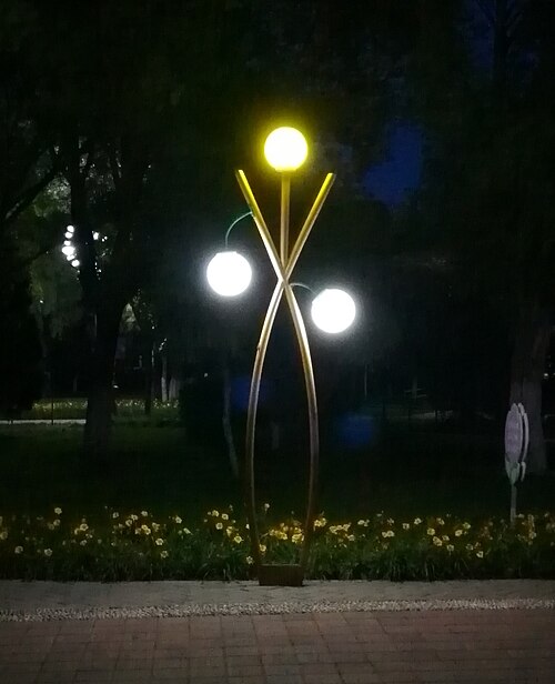 公園にある3つの電球型ランプ。