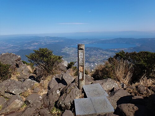 池田湖を背景にした開聞岳山頂
