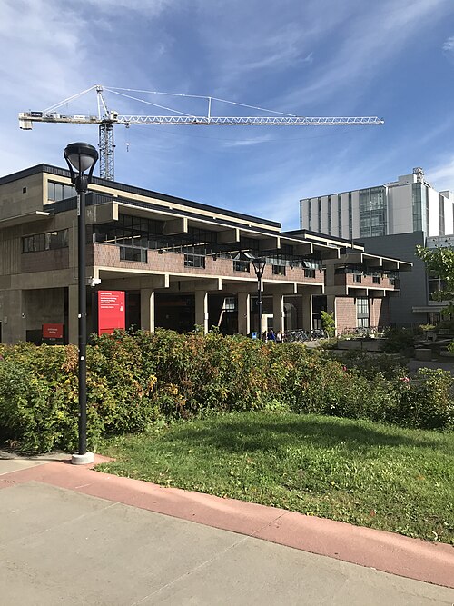 建築棟（アズリエリ建築・都市デザイン学部が入居）