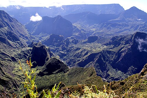 マファテ圏谷は、ピトン・デ・ネージュ山という大きな盾状火山の崩壊によって形成されたカルデラです。