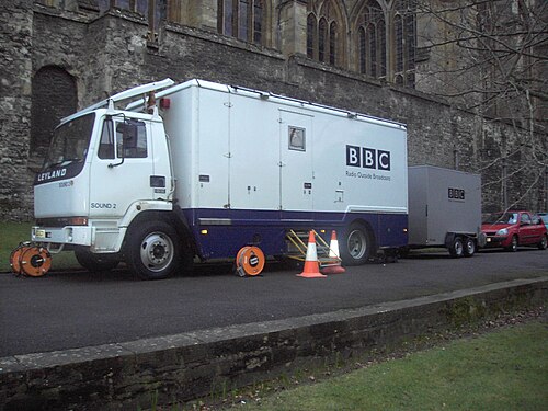 オックスフォードのニューカレッジにあるBBCラジオの屋外中継車