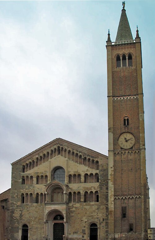 イタリアのパルマ大聖堂 (1178 年) には、ギャラリーで飾られたスクリーンのファサードがあります。中央には、儀式用のバルコニーが付いたオープン ポーチがあります。塔 (ゴシック様式 1284 年) は、イタリアでよくあるように独立した構造になっています。