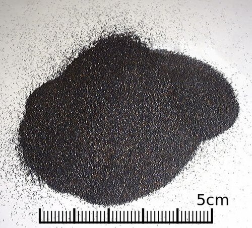 直径 1 mm 未満の均一な黒い粒の小さな塊。
