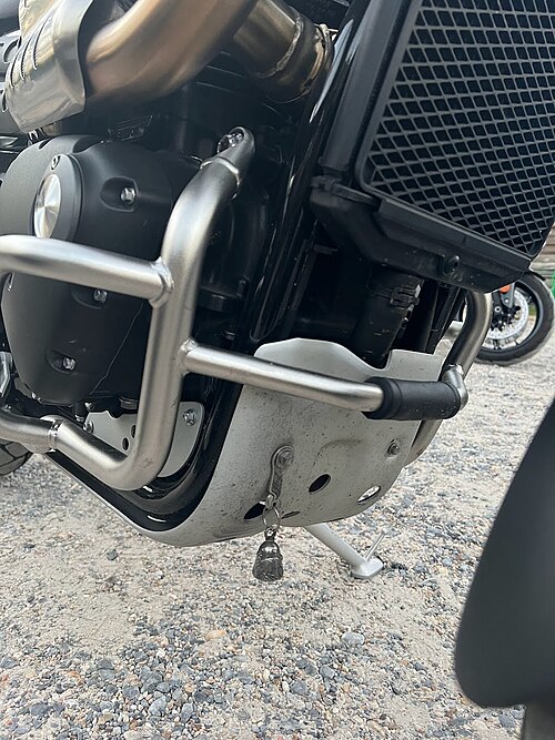トライアンフのバイクの下にぶら下がっている 1 インチのピューター製ベル。