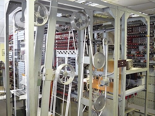 1943 年の Colossus 暗号解読機は、データの保存に紙テープを使用していました (レプリカを表示)。