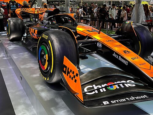 ダークカラーのステルスモードカラーをまとったマクラーレンMCL60
