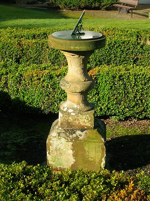 パーセトン庭園にある古い日時計。