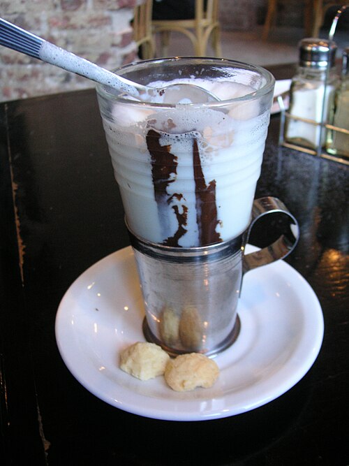 ステップ2：チョコレートを牛乳に落とします