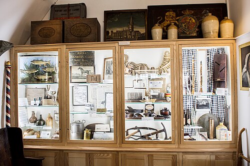 バーフォード トルシー博物館の展示ケースにはバーフォードの貿易品や工芸品が展示されている