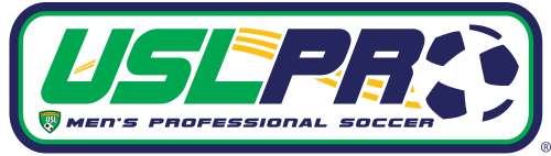 「USL PRO」と印字された長方形のバッジ。「O」の文字はサッカーボールの形をしている。