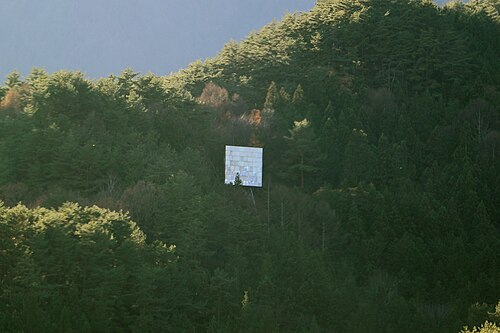 長野県の丘の上にあるマイクロ波中継所