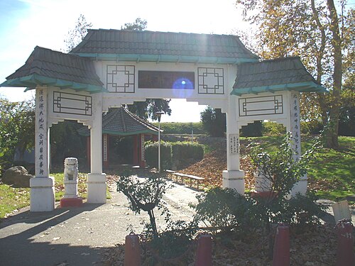 通りから見たボクカイ寺院の門
