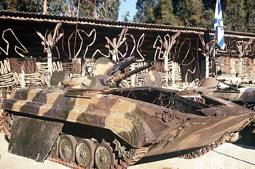 損傷した装甲兵員輸送車 2 台。その横にはイスラエル国旗が掲げられている。