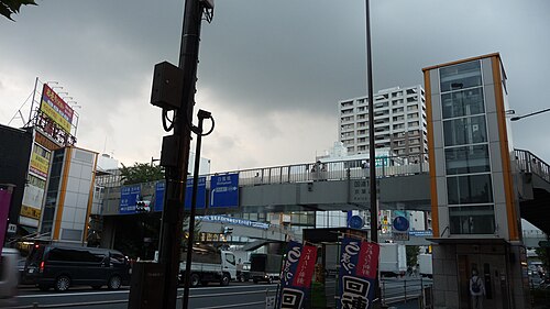 東京の四つ角交差点の各角にエレベーターが設置された歩道橋