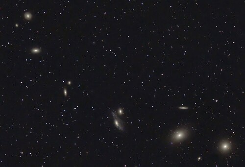 マルカリアン鎖の画像にNGC 4402が写っています。画像をクリックしてカーソルを画像の上に移動すると、NGC 4402の位置が表示されます。