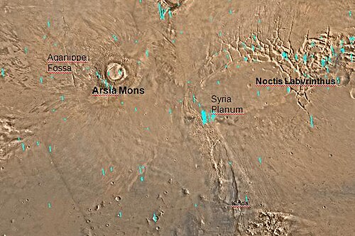 主要な地形がラベル付けされたフェニキス湖四角形の地図。この地域には、パヴォニス山とアルシア山という 2 つの大きな火山と、有名なノクティス ラビリントゥス渓谷システムがあります。