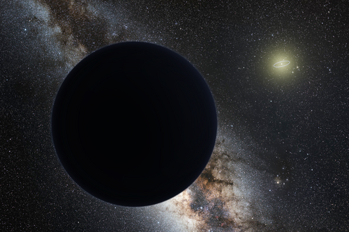 遠くにかすかな太陽が見える天の川を背景に、青い惑星が影の中に横たわっている。