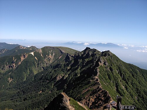 赤岳から見た硫黄山と横岳