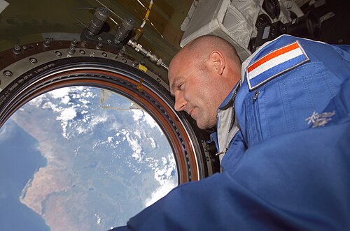 オランダ出身のESA宇宙飛行士アンドレ・カイパースが、デスティニー宇宙船の天底窓から地球を眺めている。