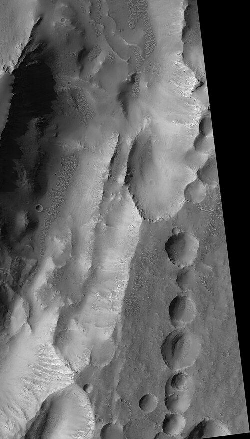 HiRISE が捉えたアルシア・カスマタ。右下にはピット・クレーターの列が見える。