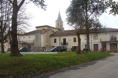 モンタル広場の市庁舎。背景にはサン・ルー教会がある。