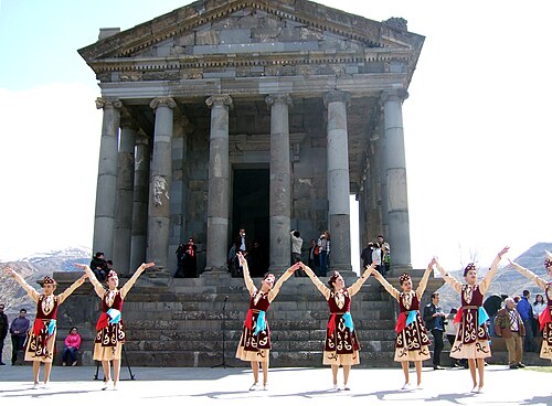 儀式の踊り - アルメニアの民族舞踊家が新異教の新年を祝います。