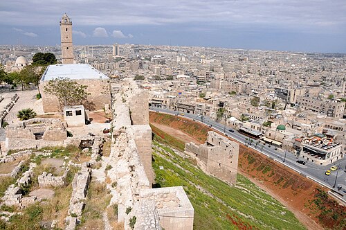 現代の街を見下ろす古代アレッポの城塞