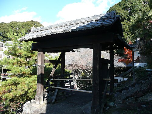 生き残った門