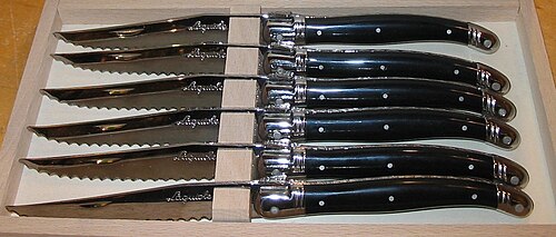 磨き上げられた鋸歯状の刃が付いた6本のナイフのセット。