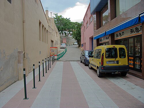 国際道路「Rue du Petit Pont」（Le Perthus、左）/「Carrer del Còrrec」（Els Límits、右）