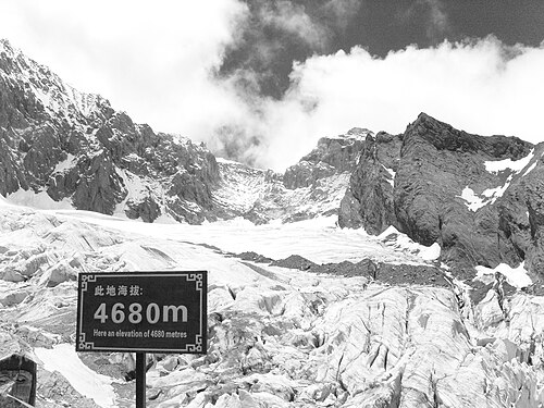 山頂から約900m下の景色