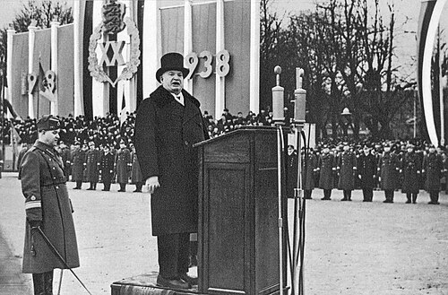 コンスタンティン・パッツ大統領がタリンの自由広場でエストニア共和国建国20周年記念演説を行っている（1938年）。