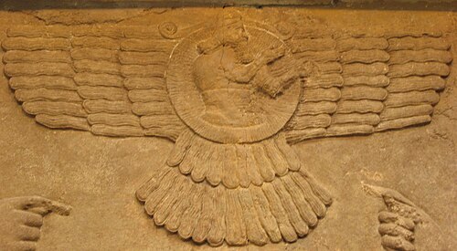 アッシリアの翼のある太陽の紋章の中に描かれた男性像（ニムルド北西宮殿、紀元前9世紀）。