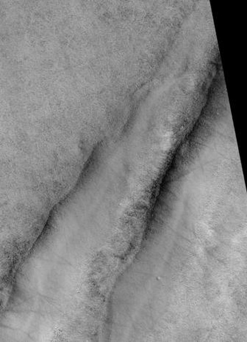 HiRISEが見たTantalus Fossae。画像をクリックするとダストデビルの足跡が表示されます。