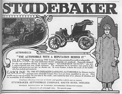 1905年の電気自動車とガソリン車の広告