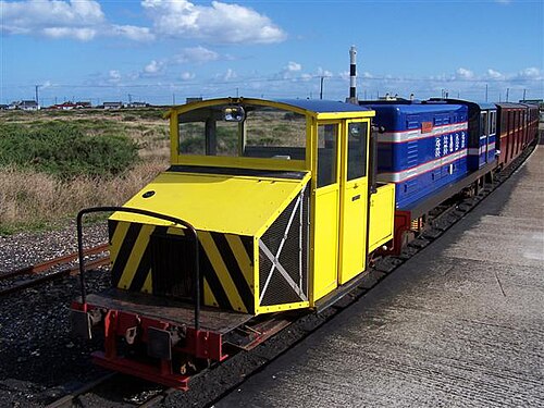 ダンジネスのサービス列車に乗車中のディーゼル機関車 14 号と PW2 号