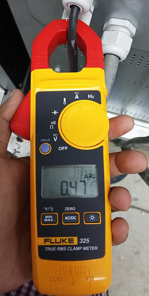誘導結合によって電流を測定するクランプ式電流計