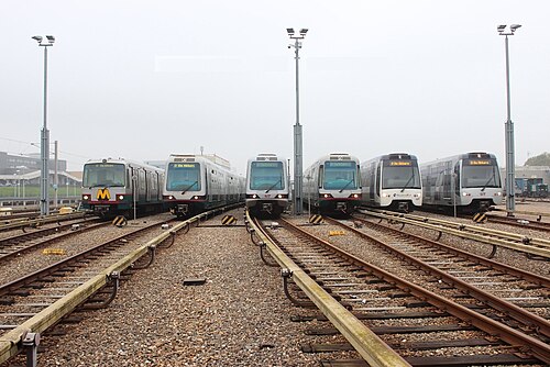 左から右の順に、5239、5322、5350、5408、5513、5631 の列車