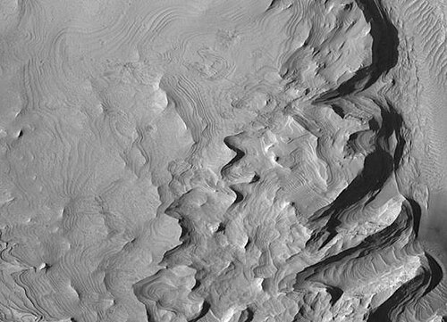 HiRISE が捉えたスキアパレッリクレーター内のクレーターの層