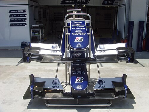 2009年トルコグランプリの金曜練習セッションの間にウィリアムズガレージの外にあるフロントウィング