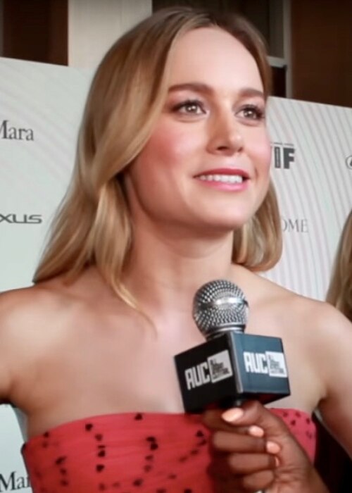 カメラから目をそらしているブリー・ラーソンのヘッドショット