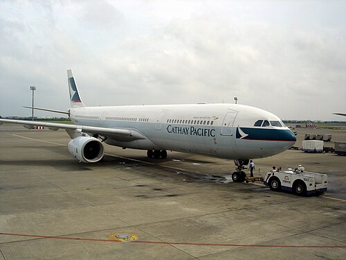 チェンナイ国際空港に駐機中のキャセイパシフィック航空のエアバスA330-300。