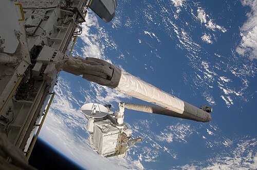STS-127ミッション中のRMSに搭載されたICC-VLD（パレットの展開と回収）