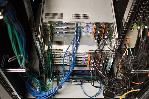 ウィキメディア財団のサーバーを背面から見たところ