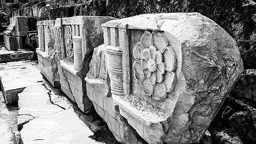 古代の石の彫刻
