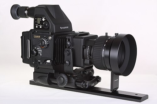 ベローズフォーカス機構を備えた中判カメラ「富士 GX680」